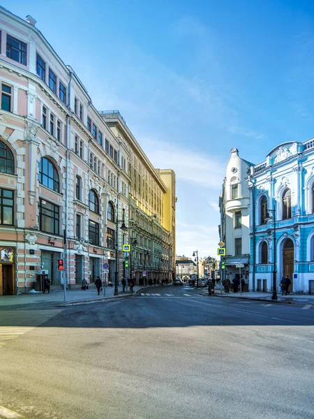 Moskva Března2018 Pohled Malé Krásné Staré Ulice Moskvě Lidmi Auta — Stock fotografie