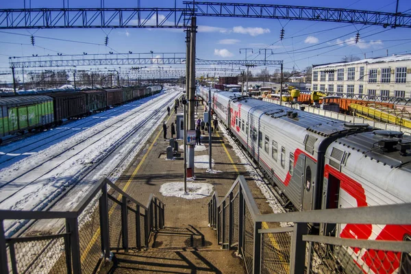 俄罗斯莫斯科 2018年3月29日 火车站上有月台 火车和乘客的美丽景色 — 图库照片