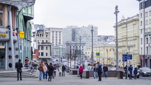 Moskova Rusya Nisan 2018 Moskova Fenerleri Insanları Olan Bir Yayanın — Stok fotoğraf