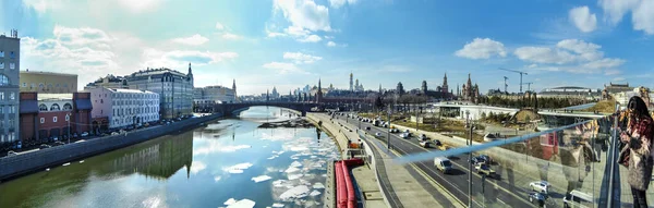 俄罗斯莫斯科 2018年4月4日 一个美丽的全景城市和首都莫斯科 中央的风景和城市景观 莫斯科克里姆林宫 莫斯科河 — 图库照片