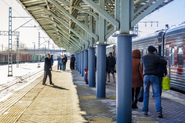 Tren istasyonunun orjinal açısı ve perspektifi olan güzel bir manzarası var.