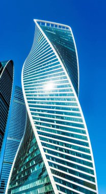 Moskova 'nın güzel şehri ve başkenti, Moskova' nın kentsel manzarası - Şehir, modern bir iş merkezi, ofis ve öğleden sonra cam ve metal çerçevelerden oluşan resmi gökdelenler.