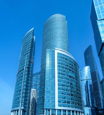 Moskova 'nın güzel şehri ve başkenti, Moskova' nın kentsel manzarası - Şehir, modern bir iş merkezi, ofis ve öğleden sonra cam ve metal çerçevelerden oluşan resmi gökdelenler.