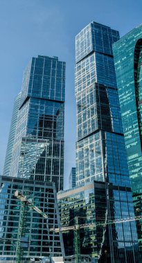 Moskova 'nın güzel şehri ve başkenti, Moskova' nın kentsel manzarası - Şehir, modern bir iş merkezi, ofis ve öğleden sonra cam ve metal çerçevelerden oluşan resmi gökdelenler.