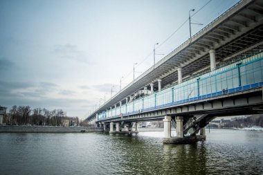 Şehrin ve Moskova 'nın güzel bir manzarası, merkezin manzarası ve şehir manzarası, Moskova Nehri ve köprüsü, araba metro köprüsü, öğleden sonra üstgeçit..