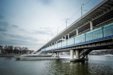 Şehrin ve Moskova 'nın güzel bir manzarası, merkezin manzarası ve şehir manzarası, Moskova Nehri ve köprüsü, araba metro köprüsü, öğleden sonra üstgeçit..