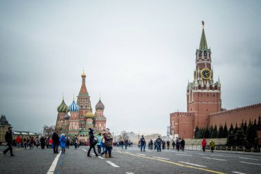 Moskova 'nın güzel şehri ve başkenti, tapınağın, kilisenin ve St. Öğleden sonra Kızıl Meydan 'daki Basil Katedrali..