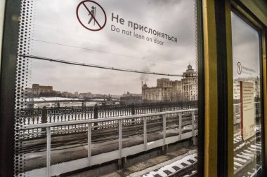 Moskova metrosunun penceresinden Moskova 'ya ve nehre güzel ve orijinal bir manzara.