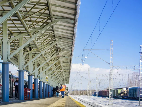 Piękny Widok Dworzec Kolejowy Peronem Pociągiem Pierwotnego Kąta Perspektywy Ludźmi — Zdjęcie stockowe
