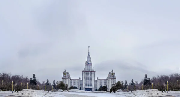 莫斯科城市和首都美丽的全景 莫斯科国立大学的景观和城市景观 下午以罗蒙诺索夫命名 — 图库照片