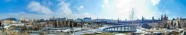 莫斯科城市和首都的美丽全景 莫斯科的风景和城市景观 下午的河流 公园和莫斯科克里姆林宫 — 图库照片