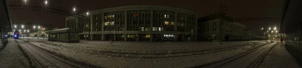 Schöner Bahnhof Bahngleise Überführung Verkehrslandschaft Einer Winternacht — Stockfoto