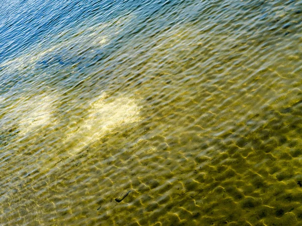 小さな波と波紋と水の広がりに川 湖や池の美しい景色とシーン — ストック写真