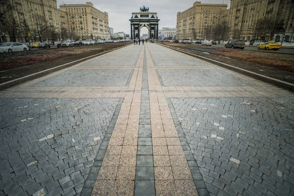 美丽而宽阔的全景 有着莫斯科胜利拱门的远景 — 图库照片