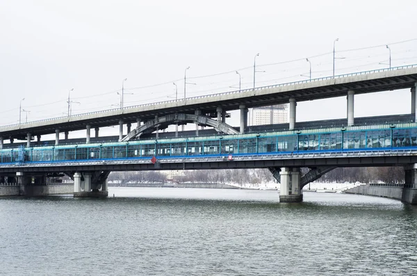 一个美丽的全景的城市和首都莫斯科 中央的风景和城市景观 莫斯科河和桥 汽车地铁站桥 下午的立交桥 — 图库照片