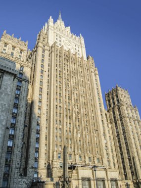 Şehrin ve Moskova 'nın güzel manzarası, merkezin manzarası ve şehir manzarası, gökdelen ve Rusya Dışişleri Bakanlığı öğleden sonra.