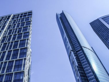 Moskova 'nın güzel şehri ve başkenti, Moskova' nın kentsel manzarası - Şehir, modern bir iş merkezi, ofis ve öğleden sonra cam ve metal çerçevelerden oluşan resmi gökdelenler.