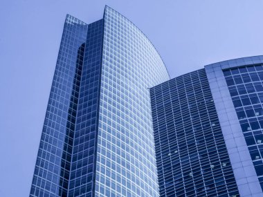 Moskova 'nın güzel şehri ve başkenti, Moskova' nın kentsel manzarası - Şehir, modern bir iş merkezi, ofis ve öğleden sonra cam ve metal çerçevelerden oluşan resmi gökdelenler.