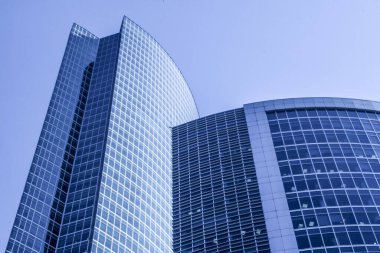 Moskova 'nın güzel şehri ve başkenti, Moskova' nın kentsel manzarası - Şehir, modern bir iş merkezi, ofis ve öğleden sonra cam ve metal çerçevelerden oluşan resmi gökdelenler.