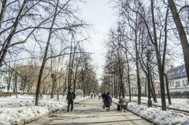 Bulvarın güzel manzarası ve manzarası şehrin merkezinde ve öğleden sonra Moskova 'nın başkentinde..