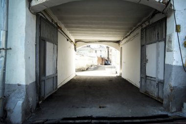 Güzel bir alt geçit, öğleden sonra eski bir evde kemer..