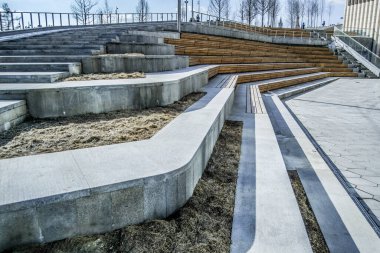 Güzel, modern bir dış mekan, avlu ve oyun alanı. Öğleden sonra Moskova 'da bir caddede modern bir iş merkezinde merdivenleri var.