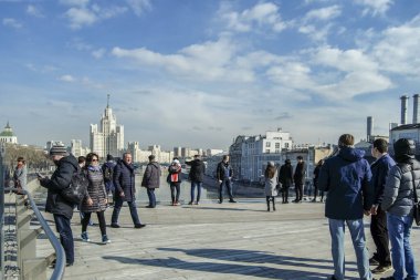 Şehrin ve Moskova 'nın güzel bir manzarası, merkezin manzarası ve şehir manzarası, bir gökdelen, Moskova Nehri, öğleden sonra toprak seti..