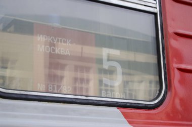 Kırmızı demiryolu yolcu vagonunda yakın açılı bir pencere var.