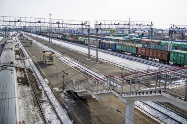Platformu, köprüsü ve bir sürü treni olan tren istasyonunun güzel manzarası.