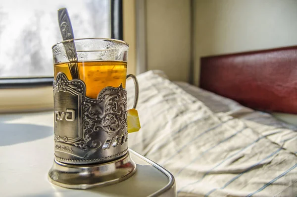 Van Egy Pohár Tea Fém Pohártartóban Asztalon Ablak Előtt Vasúti Jogdíjmentes Stock Képek