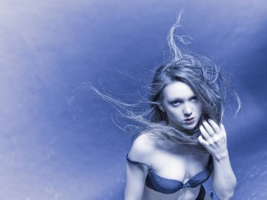 Havalı, baştan çıkarıcı, duygusal, güzel bir kızın kavramsal portresi. Saçları açık ve hafif bir arka planda gelişmekte olan bir kadın..