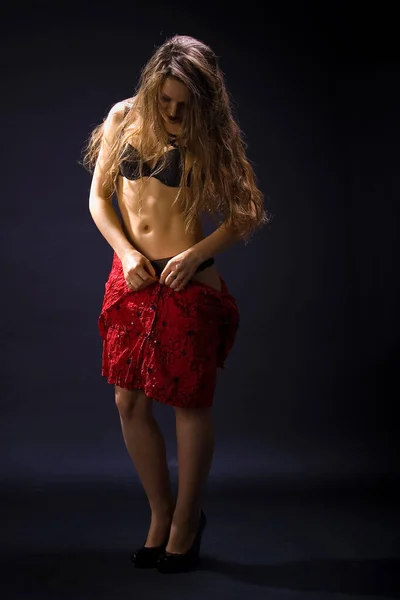 一个年轻的 迷人的 情绪化的 美丽的女孩的概念性画像 一个穿着深色漂亮红色连衣裙的女人 — 图库照片