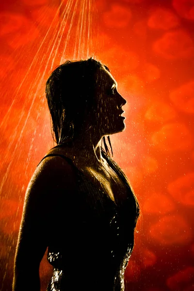 一个年轻的 性感的 美丽的女孩 一个在黑暗的背景下 在后灯的强大水柱下洗澡的女人的概念视图和场景 — 图库照片