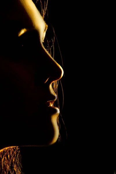 Концептуальный Вид Сцена Портрет Молодой Чувственной Красивой Девушки Женщины Темном — стоковое фото