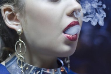 Genç, baştan çıkarıcı, duygusal, güzel bir kızın kavramsal portresi. Bir otel odasında sigara dumanlı bir kadın..