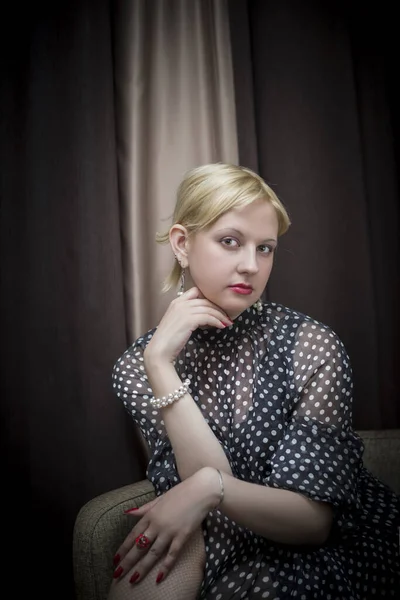 Konceptuellt Porträtt Ung Förförisk Känslomässig Vacker Blondin Flicka Kvinna Mörk — Stockfoto
