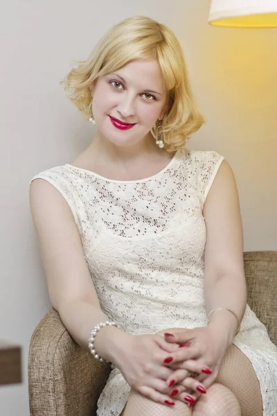 Genç Baştan Çıkarıcı Duygusal Güzel Bir Sarışının Beyaz Elbiseli Bir — Stok fotoğraf