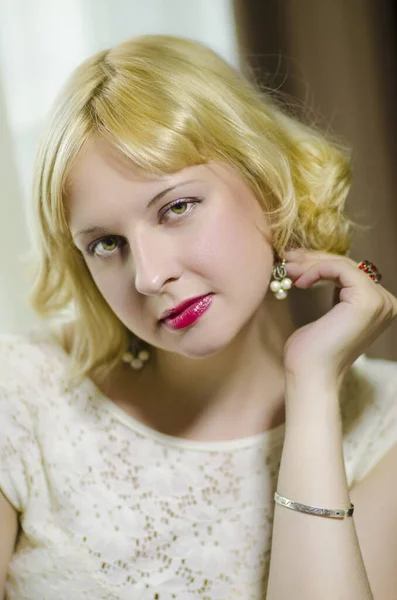 Konceptuellt Porträtt Ung Förförisk Emotionell Vacker Blond Flicka Kvinna Vit — Stockfoto