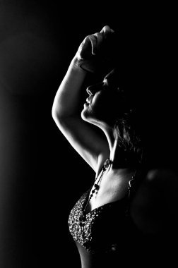 Siyah elbiseli, şapkalı, neşeli, duygusal, güzel bir kız.