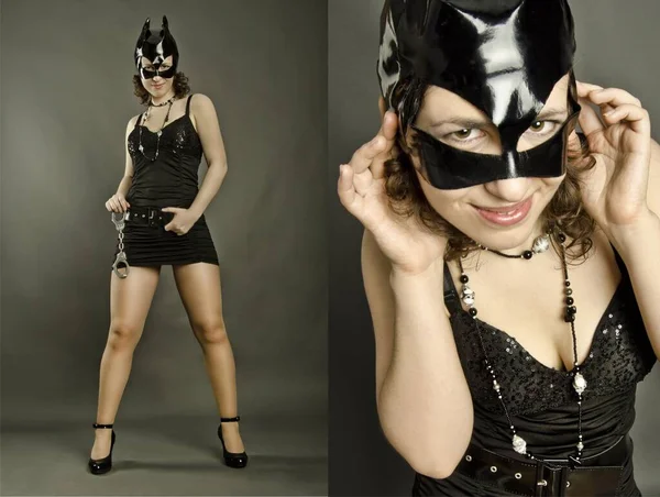 穿着深色衣服 头戴黑色面具 戴着手铐的猫 站在黑暗的背景上 上了大学 蒙太奇 喜怒无常的美丽姑娘 — 图库照片