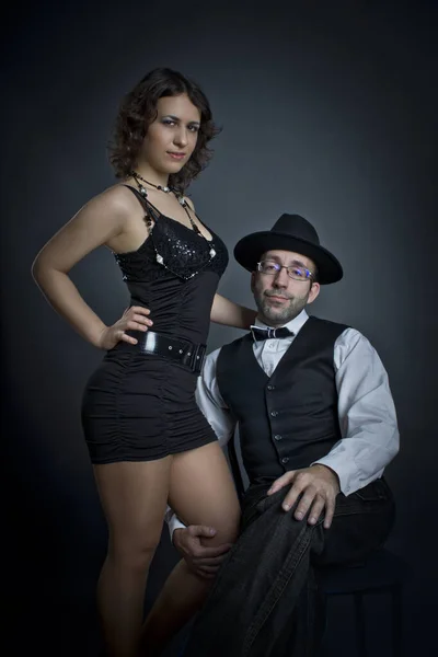 Belo Retrato Grupo Dois Jovens Homem Uma Mulher Abraçando Roupas — Fotografia de Stock