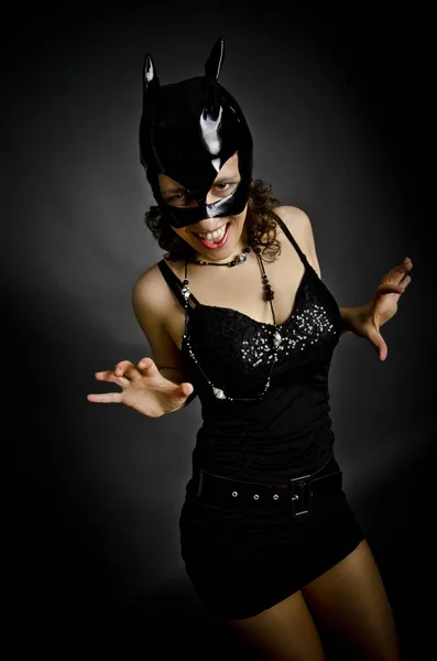 穿着深色衣服 戴着黑色面具的猫 背景阴郁 情绪愉悦 美丽的女孩 — 图库照片