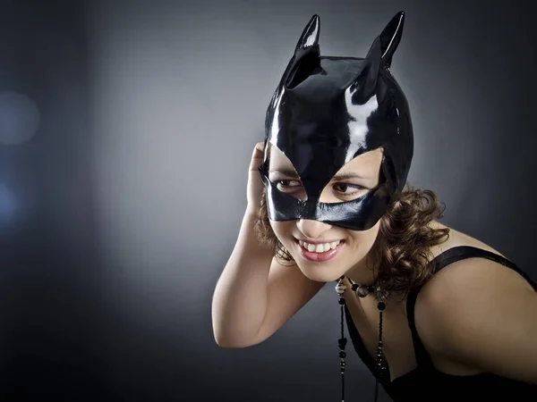 Glad Känslomässig Vacker Flicka Mörk Bakgrund Mörka Kläder Svart Mask — Stockfoto