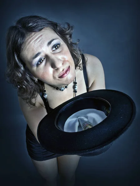 Chica Hermosa Emocional Sobre Fondo Oscuro Ropa Oscura Con Sombrero — Foto de Stock