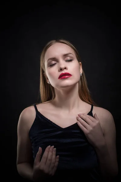 Retrato Uma Jovem Elegante Sedutora Emocional Menina Bonita Uma Mulher — Fotografia de Stock