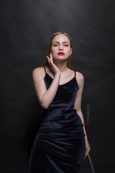 Retrato Uma Jovem Elegante Sedutora Emocional Menina Bonita Uma Mulher — Fotografia de Stock