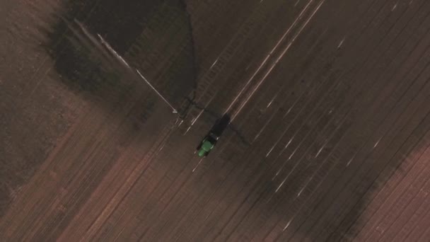 Tracteur travaille sur le terrain, plantation de laitue en plein air, champ de pulvérisation d'arrosage, machines pour l'arrosage, l'irrigation. Images Aériennes, vue Aérienne 