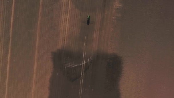 Trabajos Tractores Campo Plantación Lechuga Aire Libre Campo Pulverización Rociadores — Vídeo de stock