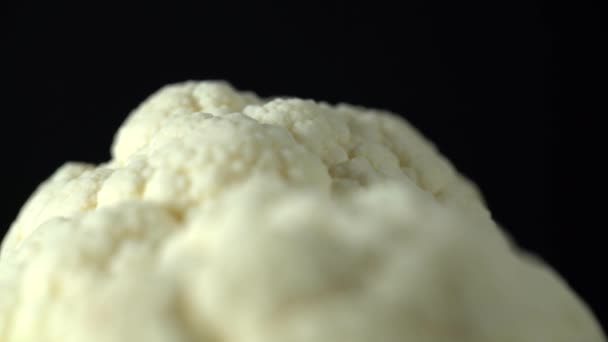 Surface du chou-fleur motif de fleurs fractales blanches sur un fond noir isolé. Motion de mise au point, 4K 