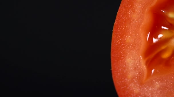 Красный Сочный Одиночный Томат Разрезанный Пополам Макрос Черном Фоне Изолирован — стоковое видео